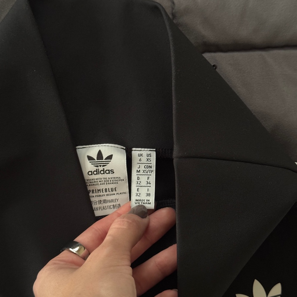 Adidas Black tight shortd - Picture 4 of 4